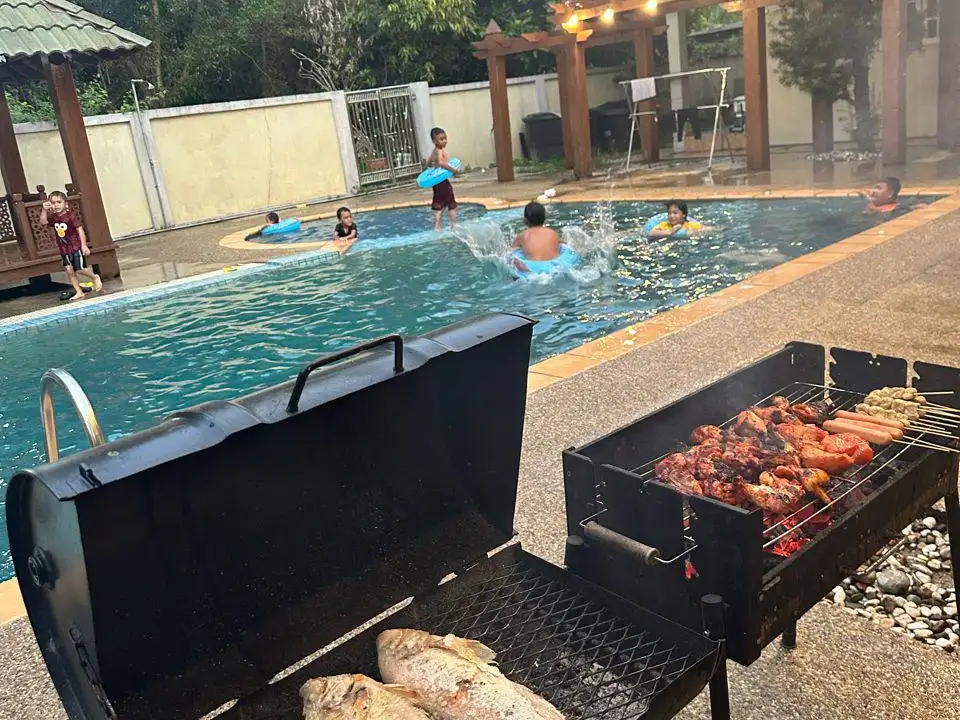 Julvilla poolside BBQ